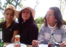 Drei Damen beim Picknick