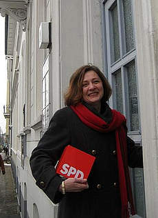 Gabi Dobusch vor ihrem Abgeordnetenbüro