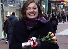 Gabi Dobusch verteilt Rosen zum Valentinstag