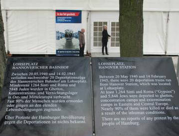 Loseplatzplakette alte Plakete des Lohseplatzes und Eingang zum Ausstellungszelt