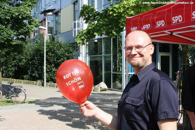 Mein Mitarbeiter Frank am Infostand der Sommertour 2012